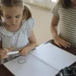 Fumetto a staffetta: ogni bambino disegna una vignetta senza sapere come finirà la storia