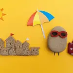 Lavoretti con conchiglie e sassi: creare un mosaico su cartoncino