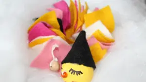 Lavoretti con pigne per bambini: costruire piccoli animali con il feltro