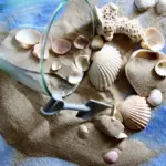 Lavoretti con la sabbia del mare: riempire sagome adesive senza spargerla
