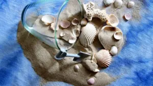 Lavoretti con la sabbia del mare: riempire sagome adesive senza spargerla