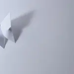Giochi da costruire con la carta: una pista per gare di palline di carta