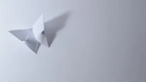 Giochi da costruire con la carta: una pista per gare di palline di carta