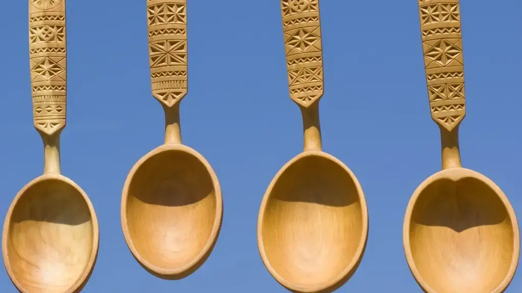 Burattini con cucchiai di legno: come aggiungere capelli e vestiti