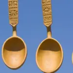 Burattini con cucchiai di legno: come aggiungere capelli e vestiti