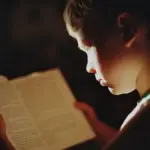 Carta lucida nei fumetti per bambini: come valutarne i riflessi durante la lettura