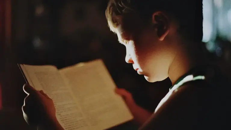 Carta lucida nei fumetti per bambini: come valutarne i riflessi durante la lettura