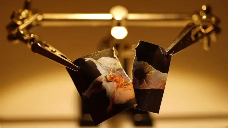 Marionetta di carta con fermacampioni: come rendere mobili braccia e gambe