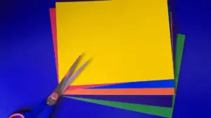 Collage con carta strappata: come comporre un paesaggio senza usare le forbici