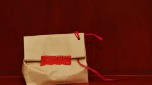 Busta a sorpresa di carta: come creare tasche per conservare piccoli disegni